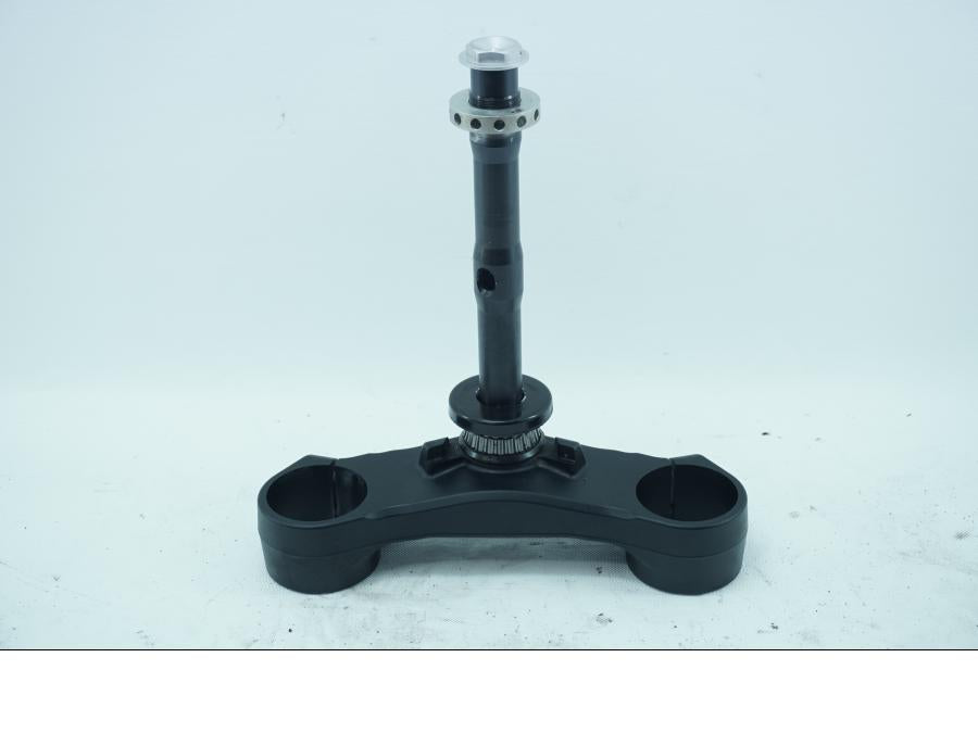 Framsidan på Gaffelkrona från en KTM 1190 Adventure -2014 motorcykel.