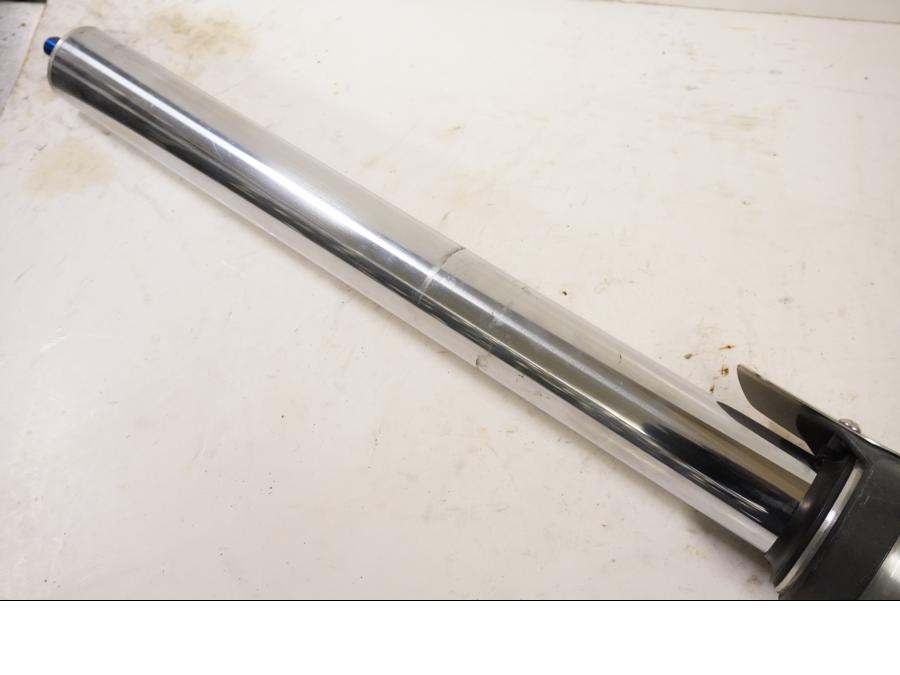 Höger sida på Gaffelben från en Yamaha BT 1100 -2003 motorcykel.