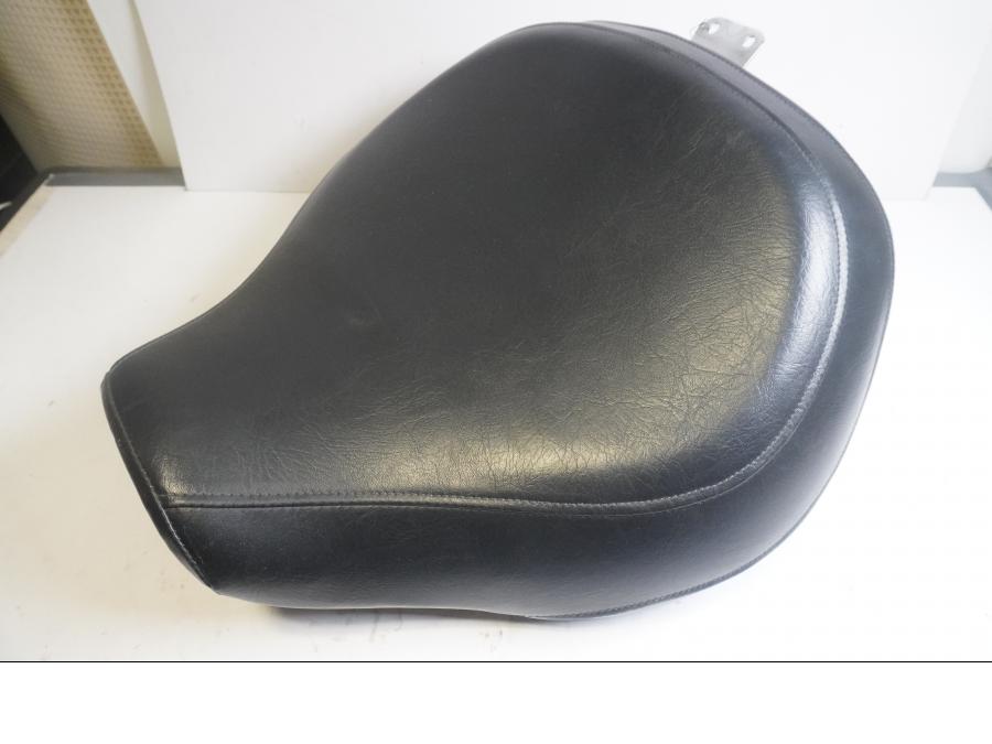 Baksidan på Sadel från en Suzuki VL 800 -2004 motorcykel.