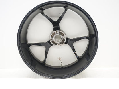 Baksidan på Fälg från en Ducati Hypermotard -2020 motorcykel.