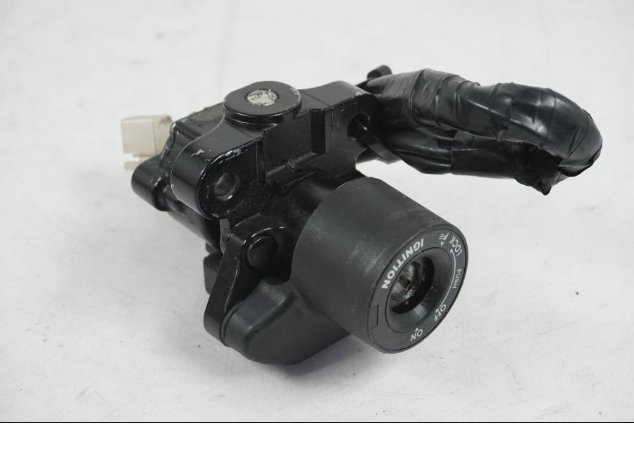 Extrabild3 på <p>Låssats från Yamaha MT-07 2014.</p>

<p>1st nyckel (svart), tändningslås, antenn, sadellås, CDI och tanklock.</p> motorcykel.