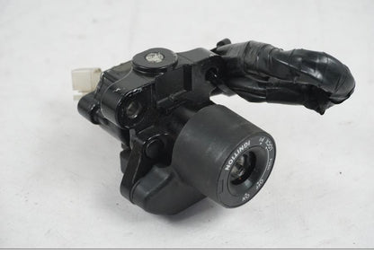 Extrabild3 på <p>Låssats från Yamaha MT-07 2014.</p>

<p>1st nyckel (svart), tändningslås, antenn, sadellås, CDI och tanklock.</p> motorcykel.