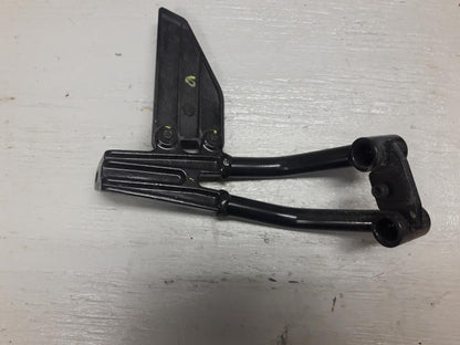 Baksidan på Fotpinnefäste från en KTM 125 Duke -2017 motorcykel.