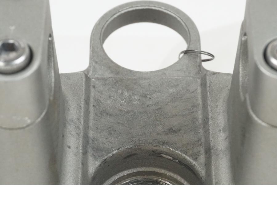 Snett nerifrån på Gaffelkrona från en Yamaha XJ 900 -1997 motorcykel.