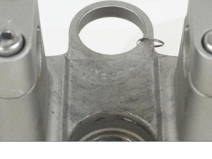 Snett nerifrån på Gaffelkrona från en Yamaha XJ 900 -1997 motorcykel.