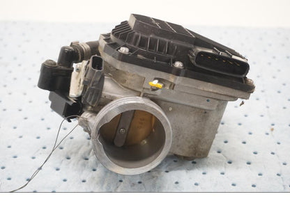 Framsidan på Spjällhus från en KTM 690 SMCR -2015 motorcykel.