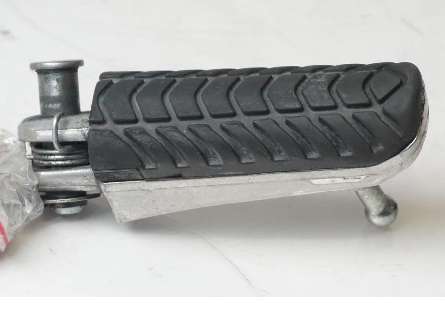 Framsidan på <p>Fotpinne höger fram från Kawasaki ZZR 1400 2013.</p>

<p>Skrapmärken och repor finns se bilder.</p> motorcykel.