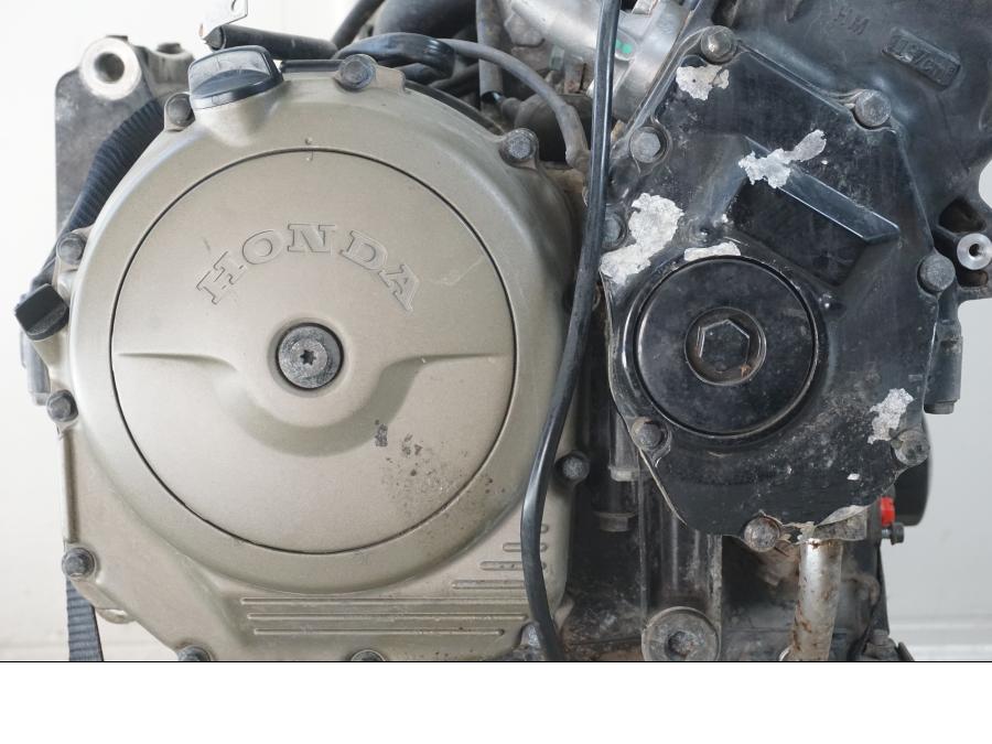 Baksidan på Motor från en Honda CBR 1100 XX -1999 motorcykel.