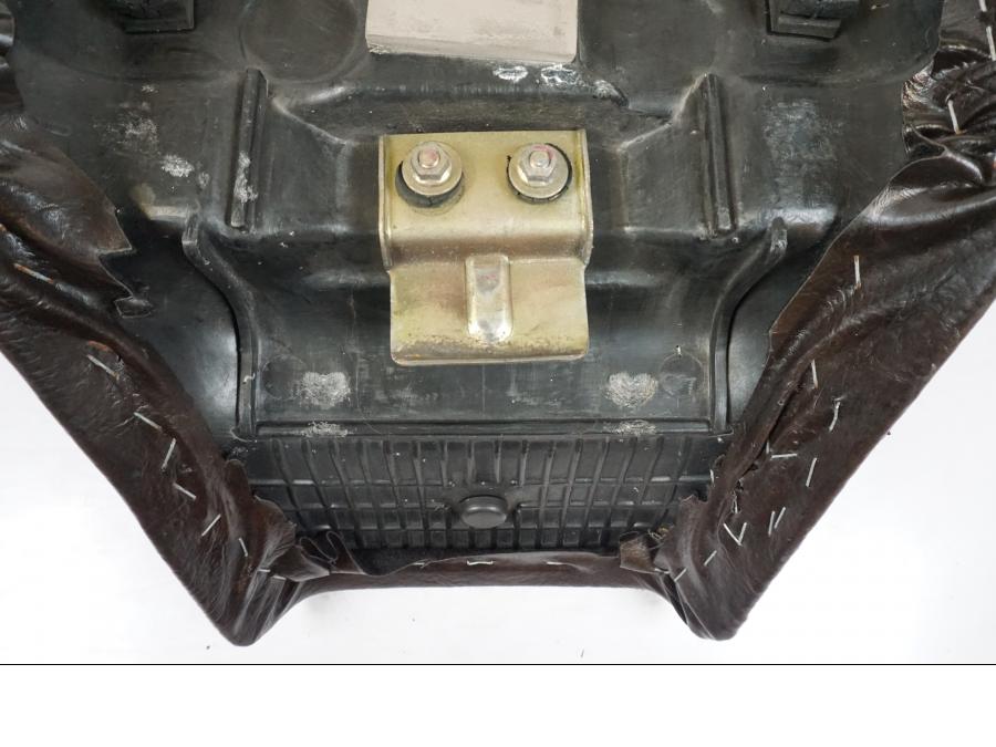 Snett nerifrån på Sadel från en Suzuki GSX 550 EF -1985 motorcykel.