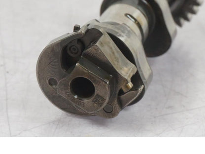 Snett nerifrån på Kamaxel från en BMW R 1200 GS -2018 motorcykel.