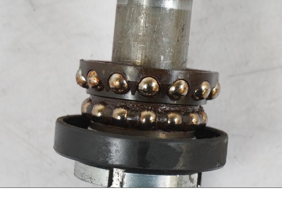 Höger sida på Gaffelkrona från en Suzuki VL 800 -2002 motorcykel.