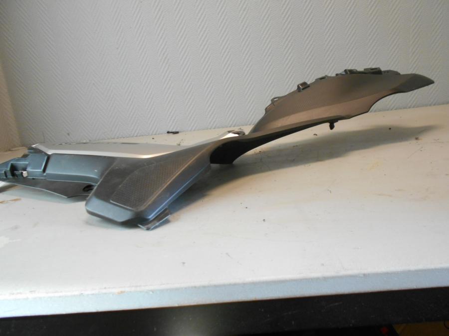 Snett uppifrån på Sidkåpa från en Honda NC 750 S -2017 motorcykel.