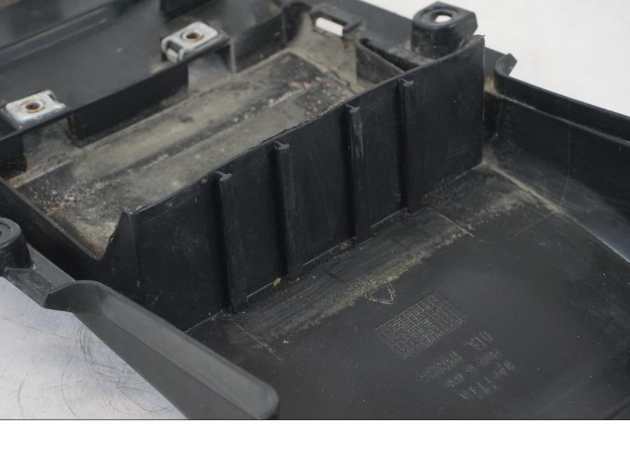 Snett nerifrån på Undertail från en Aprilia Tuono V4R -2011 motorcykel.