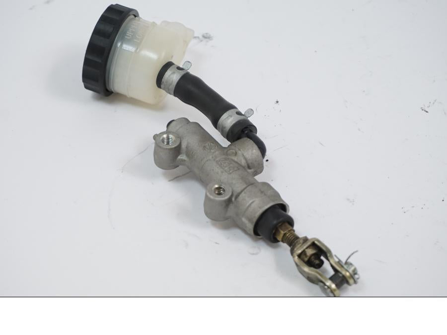 Vänster sida på Bromshuvudcylinder från en Kawasaki VN 1500 -2002 motorcykel.