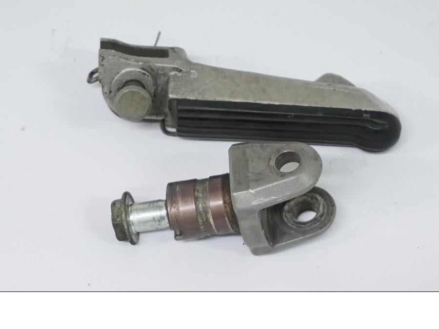 Vänster sida på Fotpinne från en Honda CBR 900 RR -2002 motorcykel.