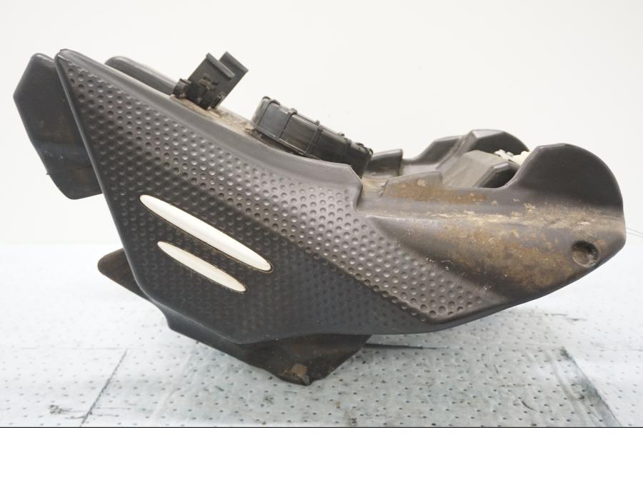 Framsidan på Bensintank från en BMW F 650 GS -2001 motorcykel.