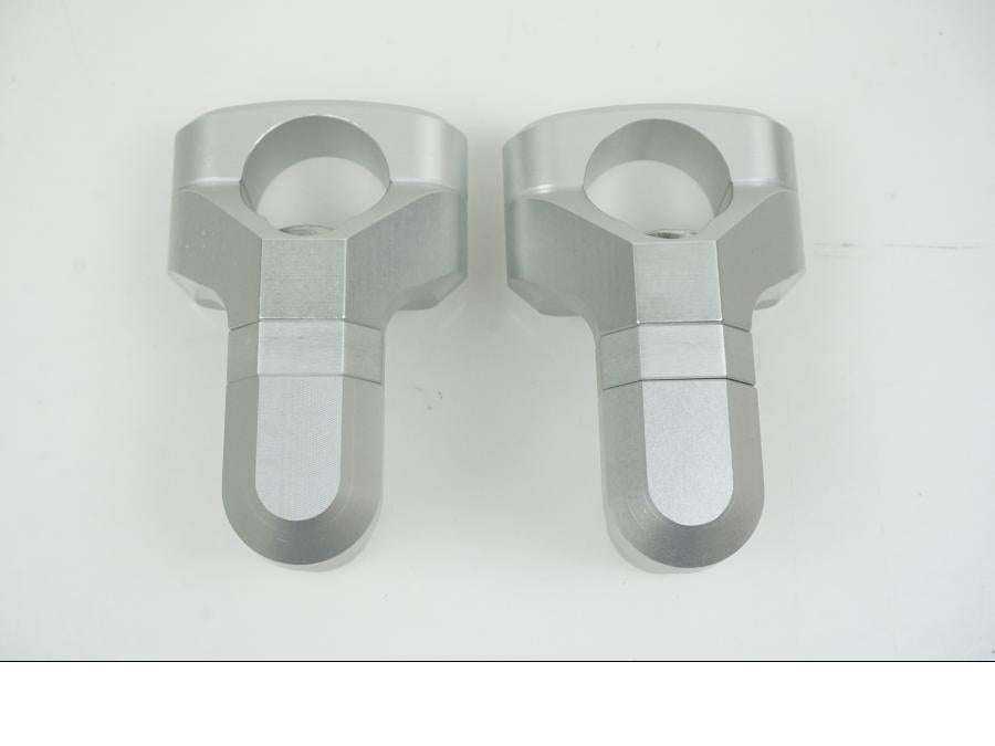 Baksidan på Styrfäste från en Universal Universal -2024 moped.