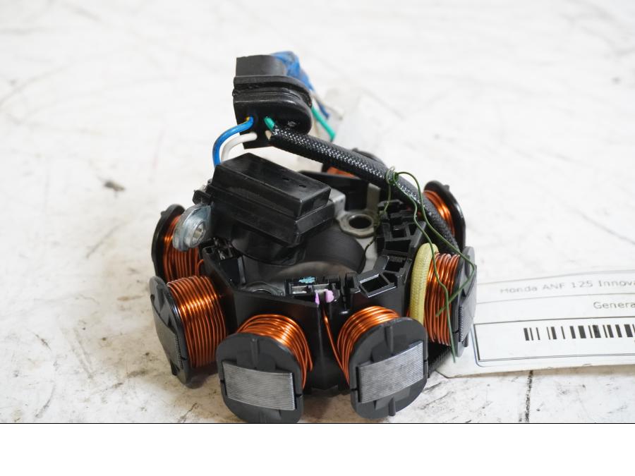 Framsidan på Generator från en Honda ANF 125 -2008 motorcykel.