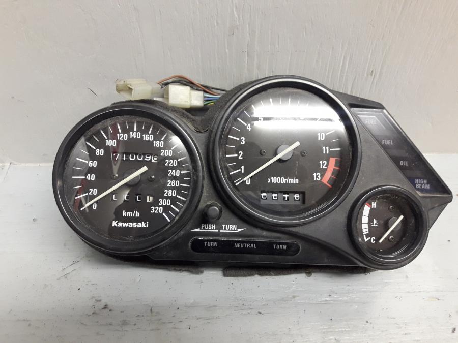 Framsidan på Instrumentpanel från en Kawasaki ZZR 1100 -1990 motorcykel.