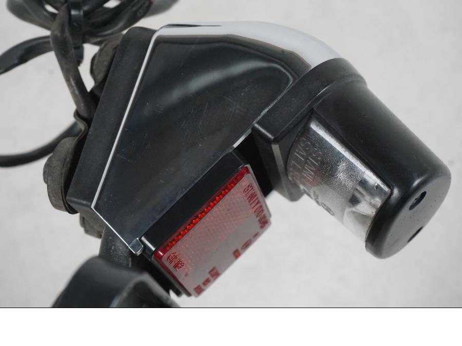 Snett uppifrån på Skylthållare från en Kawasaki VN 800 -2000 motorcykel.