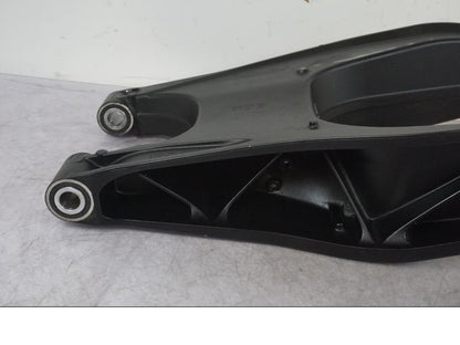 Baksidan på Sving från en KTM 1290 Super Adventure S -2022 motorcykel.