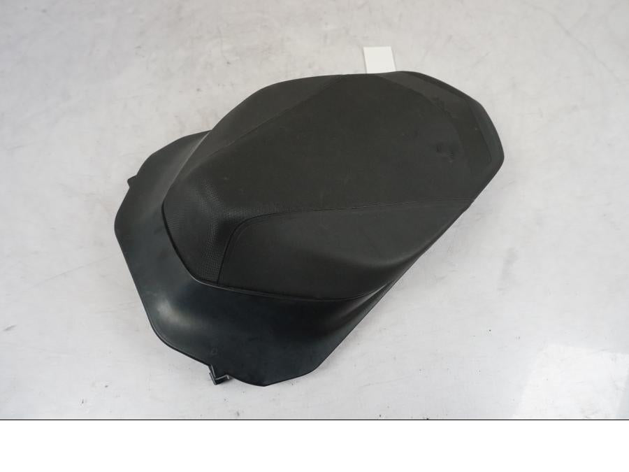 Baksidan på Sadel från en KTM 790 Duke -2018 motorcykel.