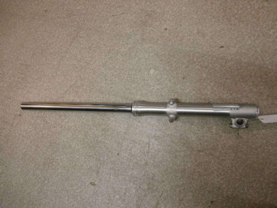 Höger sida på Gaffelben från en Yamaha XV 750 -1983 motorcykel.