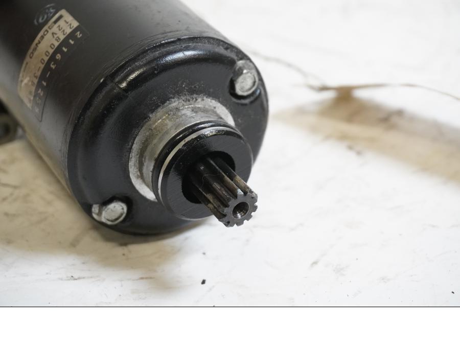 Baksidan på Startmotor från en Kawasaki ZX-9R -1996 motorcykel.