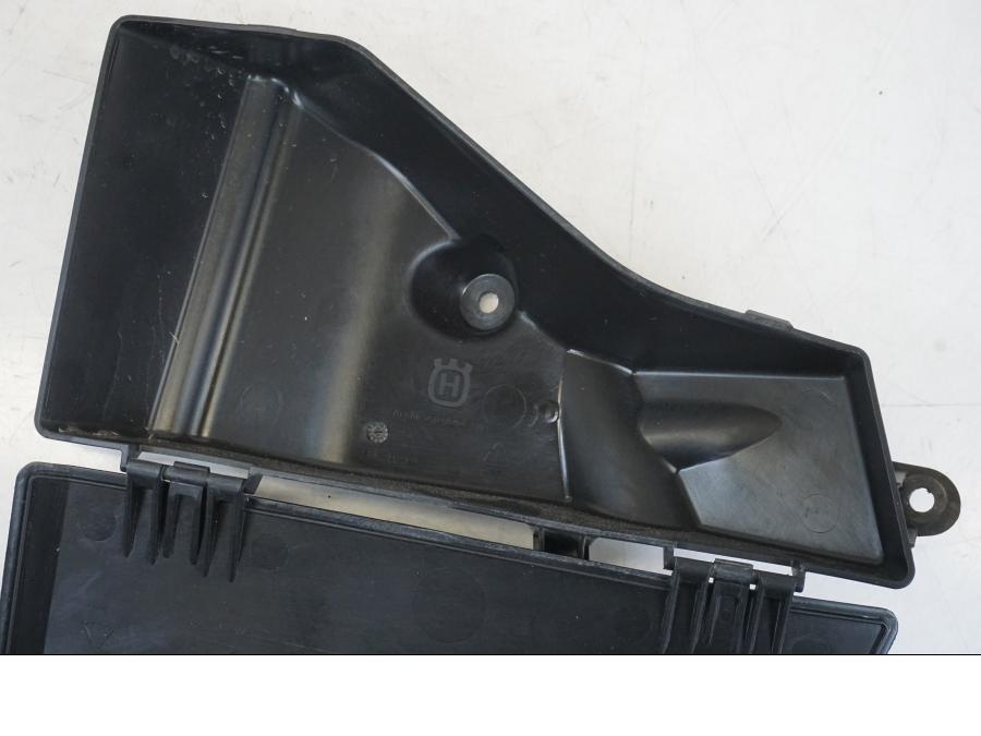 Snett uppifrån på Verktygslåda från en Husqvarna 701 Supermoto -2020 motorcykel.