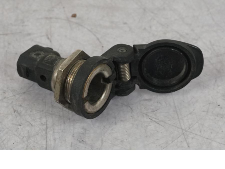 Framsidan på El uttag 12 V från en BMW R 1100 GS -1998 motorcykel.