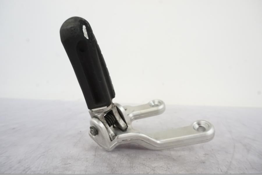 Vänster sida på Fotpinnefäste från en KTM 990 Super Duke -2006 motorcykel.