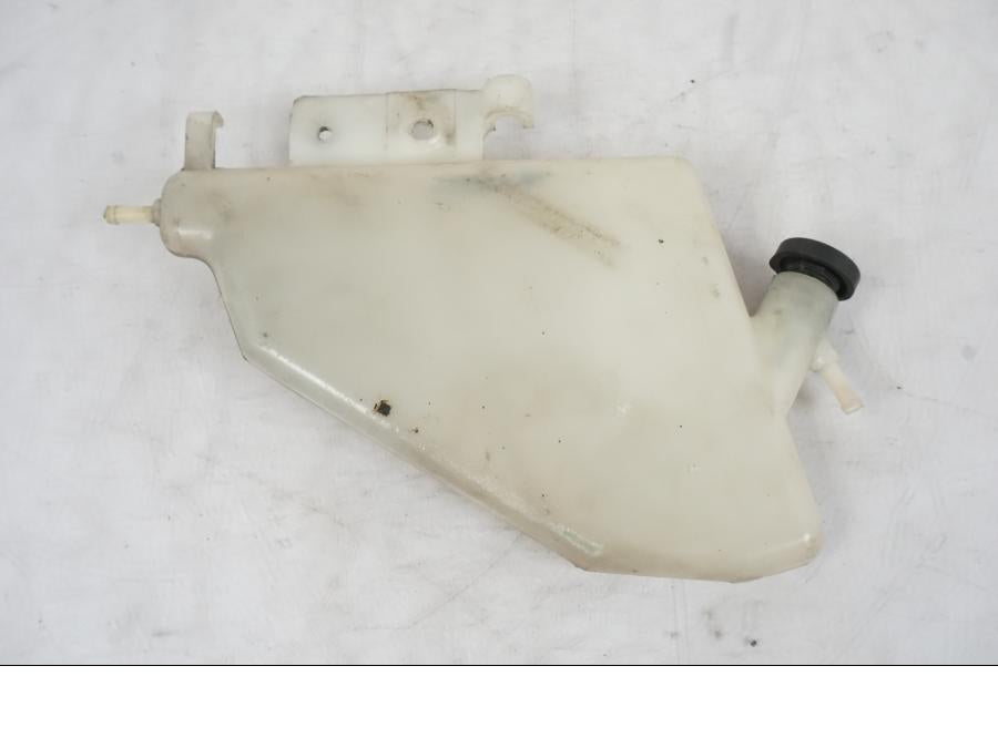 Baksidan på Vattenexpansionskärl från en Suzuki GSX-R 1000 -2005 motorcykel.