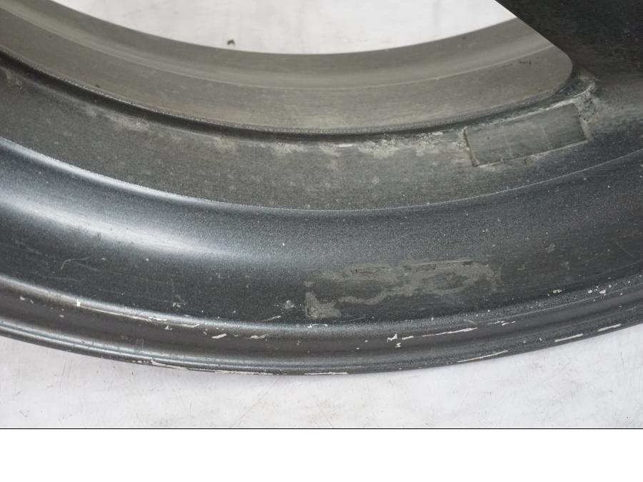 Vänster sida på Fälg från en Honda CBR 1000 F -1999 motorcykel.