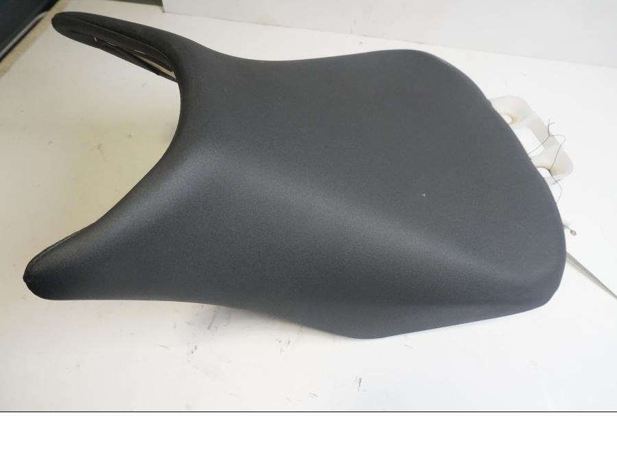 Höger sida på Sadel från en Honda CB 500 F -2013 motorcykel.