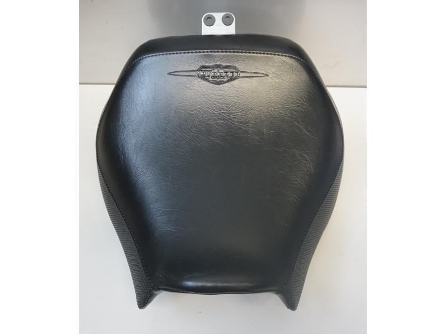 Höger sida på Sadel från en Suzuki VZ 800 -2009 motorcykel.