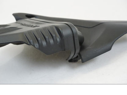 Snett nerifrån på Sidopanel från en Ducati Streetfighter V4 -2020 motorcykel.