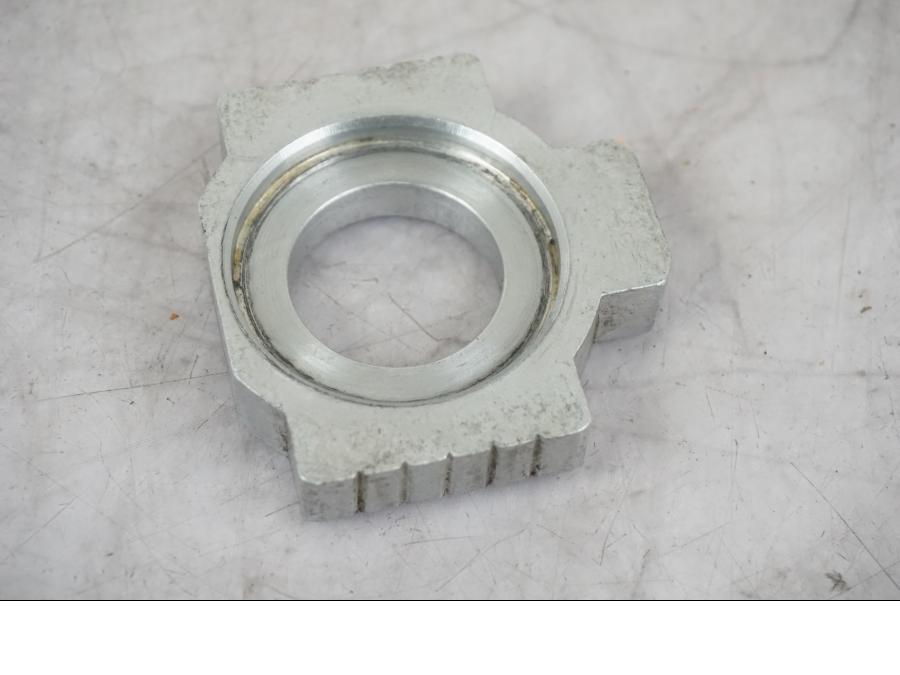 Baksidan på Styrplatta från en KTM 1290 Super Adventure S -2022 motorcykel.