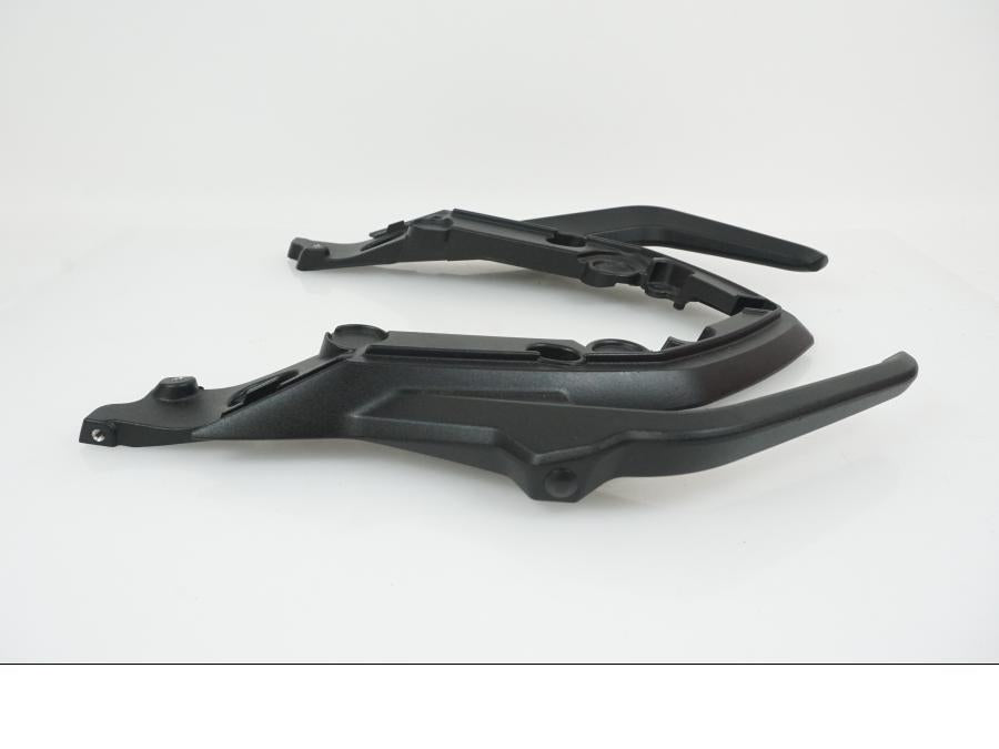 Vänster sida på Passagerarhandtag från en BMW F 900 R -2019 motorcykel.