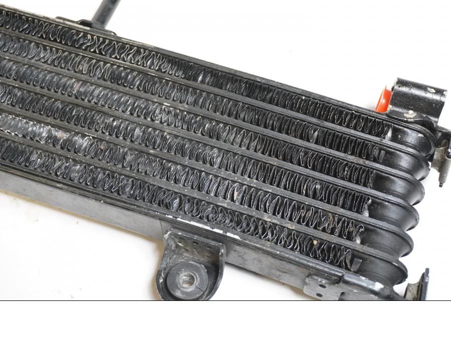 Snett nerifrån på Oljekyl från en Yamaha XJR 1300 -2002 motorcykel.