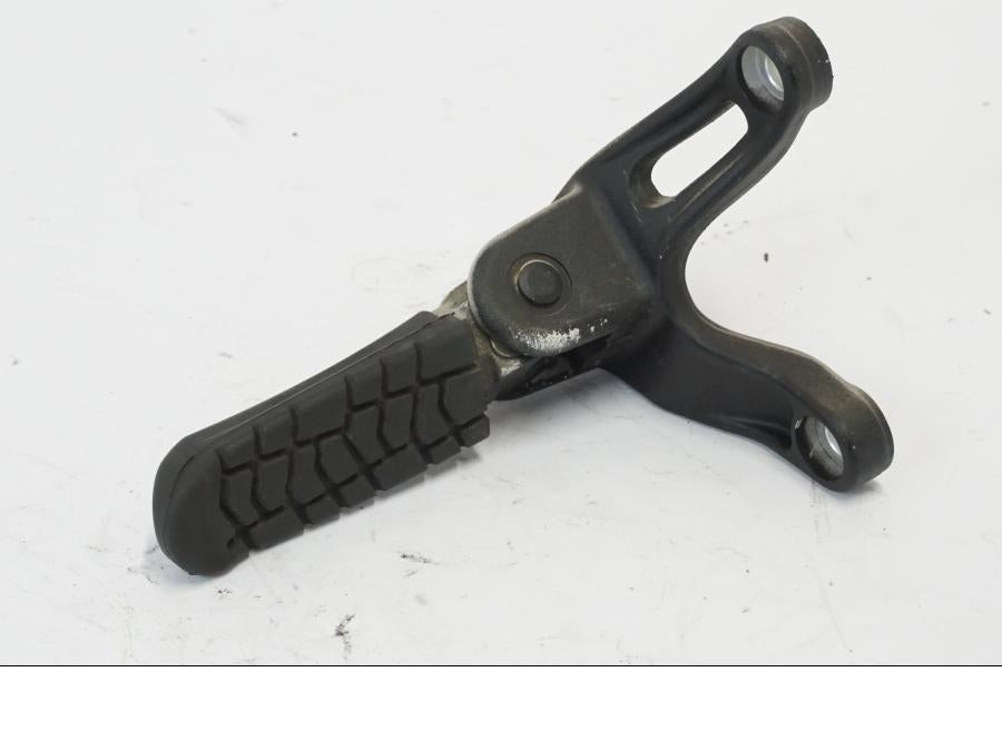 Framsidan på Fotpinne från en KTM 690 Duke -2016 motorcykel.