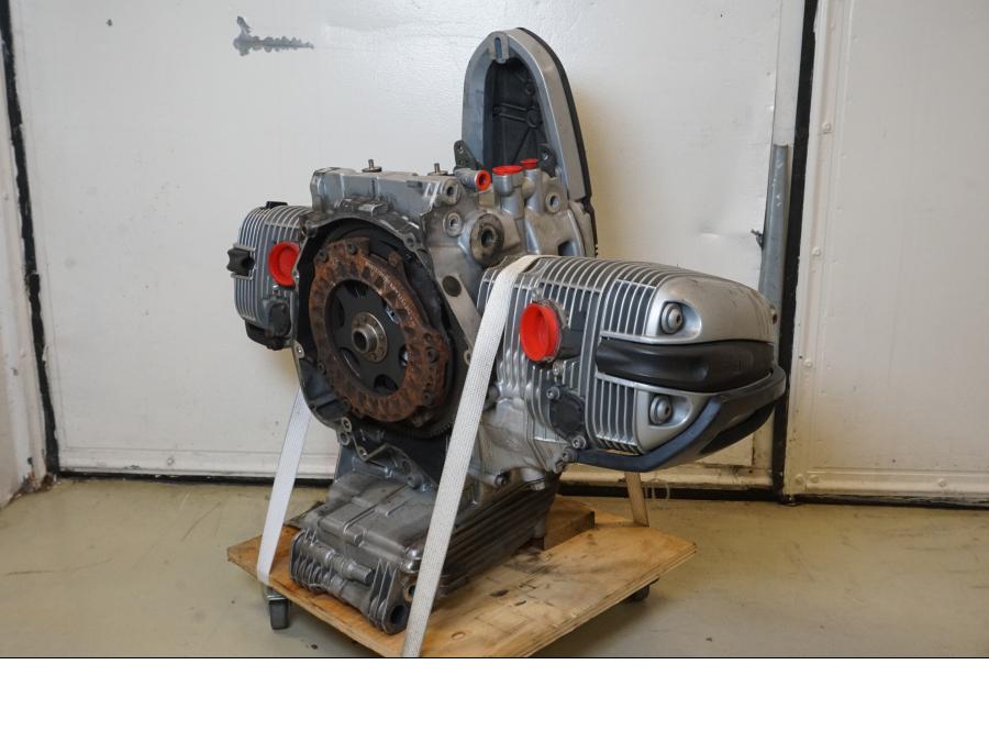 Snett nerifrån på Motor från en BMW R 1100 GS -1998 motorcykel.