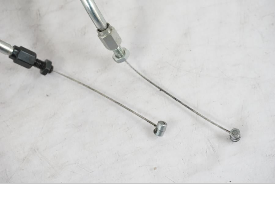 Snett nerifrån på Gasvajer från en Yamaha MT-09 -2020 motorcykel.