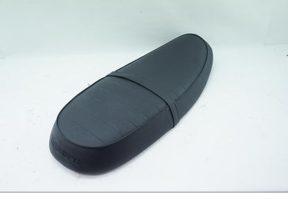 Vänster sida på Sadel från en Triumph Bonneville -2001 motorcykel.