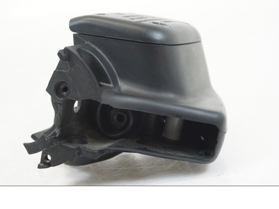 Snett uppifrån på Bromshuvudcylinder från en BMW K 1200 LT -2004 motorcykel.