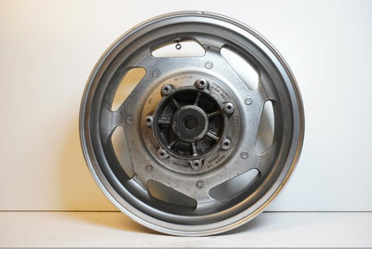 Framsidan på Fälg från en Kawasaki VN 1600 -2006 motorcykel.