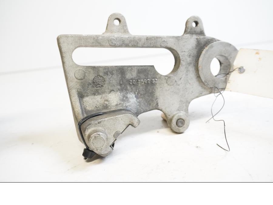 Baksidan på Bromsoksfäste från en Husaberg FE 450 -2006 motorcykel.