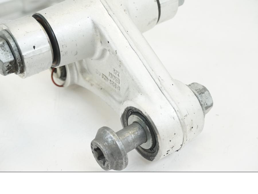 Höger sida på Stötdämparlänkage från en BMW S 1000 XR -2019 motorcykel.