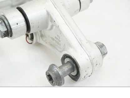 Höger sida på Stötdämparlänkage från en BMW S 1000 XR -2019 motorcykel.