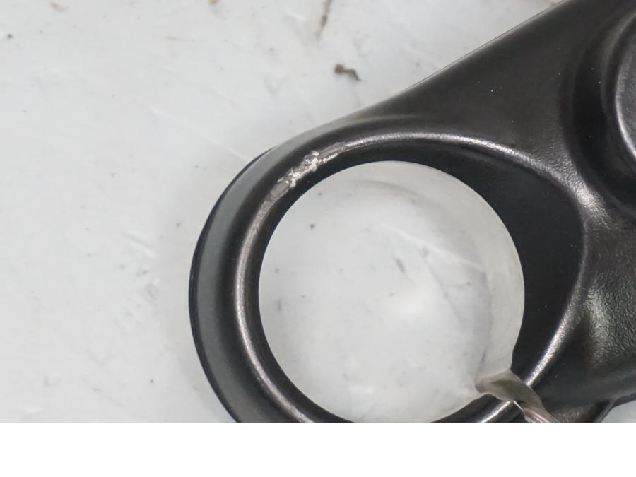 Höger sida på Gaffelkrona från en Triumph Street Twin -2016 motorcykel.