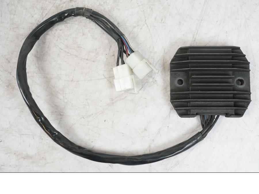 Framsidan på Likriktare från en Kawasaki ZX-6R -2006 motorcykel.